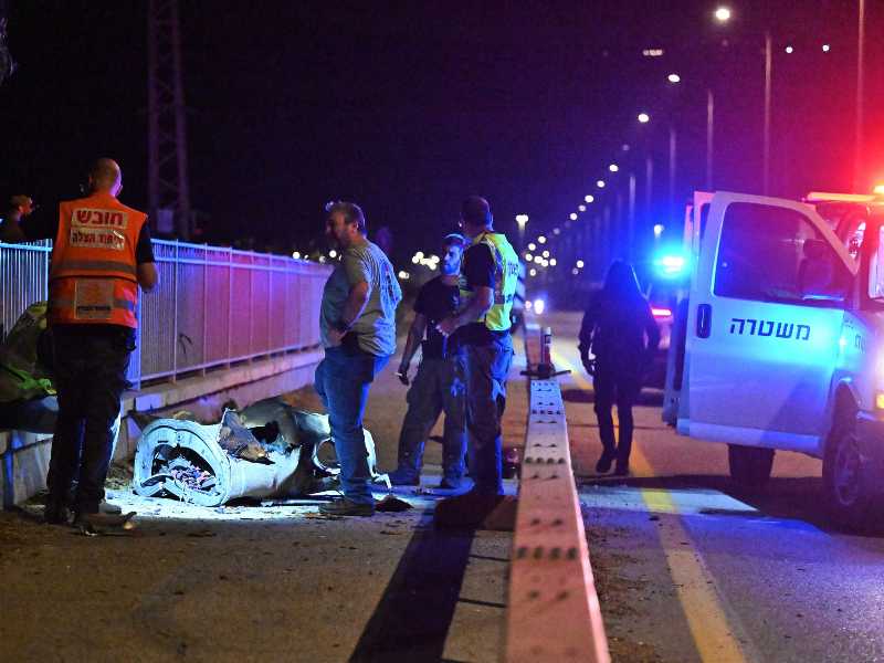 Un pezzo di un missile intercettato dal sistema antimissilistico di Israele (foto Ap, via LaPresse)