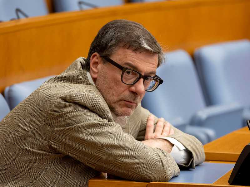 Lo scacco di Giorgetti. La Lega preoccupata per Bpm: “Rischia di finire a Unicredit”. Giavazzi: “Chigi stia fuori dal risiko”