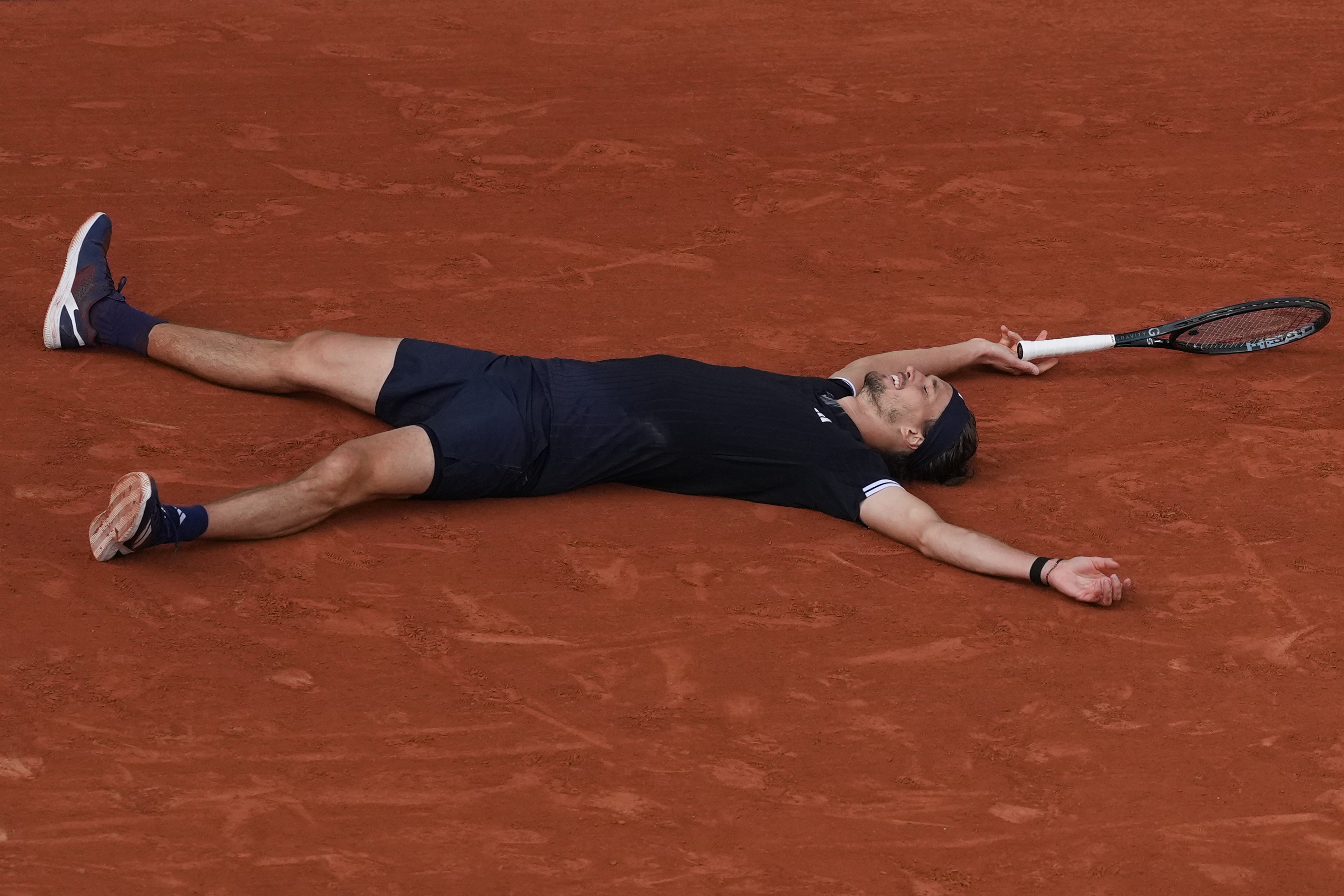 Alexander Zverev dopo aver battuto Flavio Cobolli nella finale del Roland Garros (foto di Thibault Camus per AP Photo, via LaPresse)