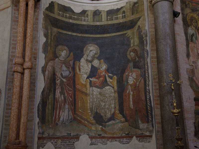 La "Madonna con bambino in trono tra un angelo e il Battista" realizzata dal Maestro del 1302 nel Battistero di Parma. Non è l'opera in questione ma è dello stesso autore (Wikimedia)
