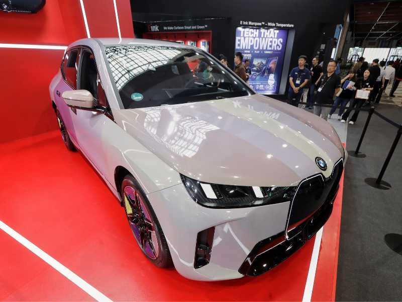 L'auto con il cofano cangiante al Computex 2026 (foto LaPresse)
