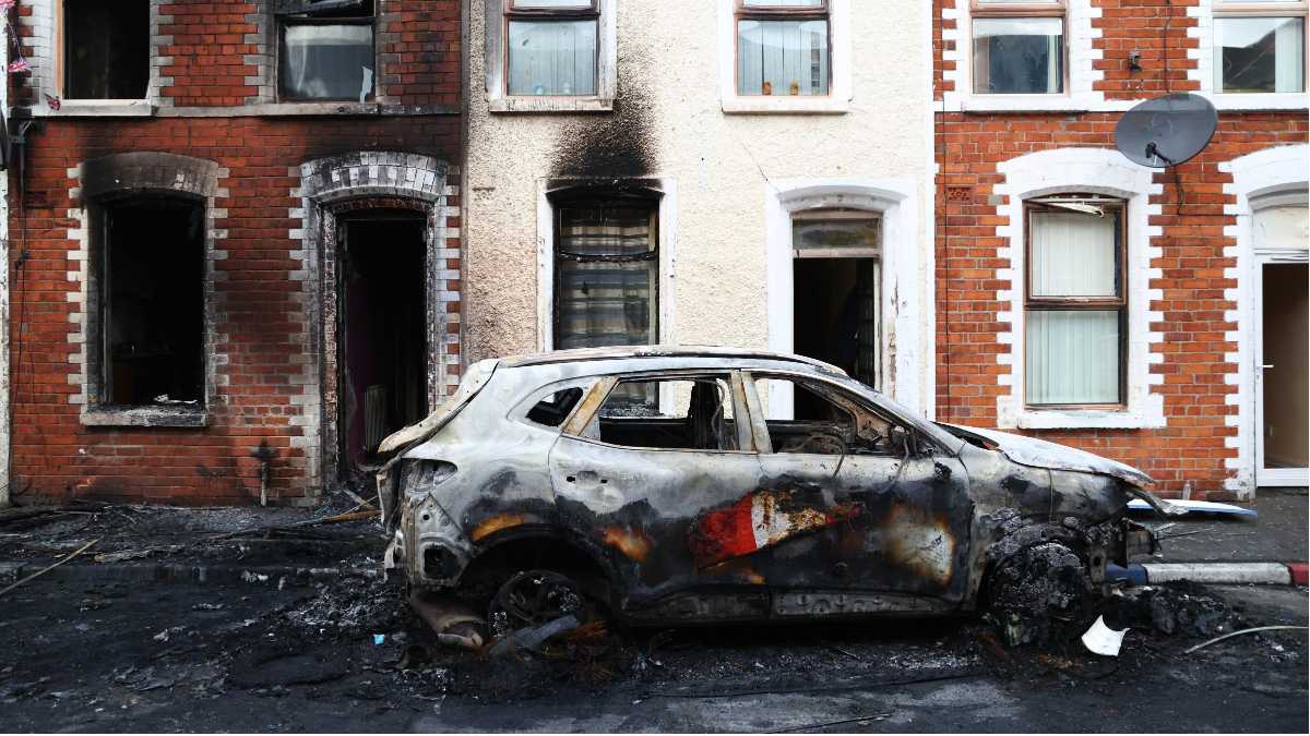 Immagine di Nessuno ascolta gli appelli alla calma nel Regno Unito che mastica e sputa rabbia, da Belfast a Southampton