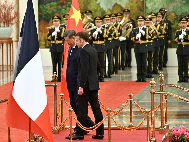 Il presidente francese Emmanuel Macron e il leader cinese Xi Jinping durante una visita di stato a Pechino nel dicembre 2025
