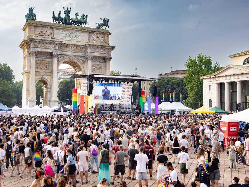 Una foto del gay pride 2024 all'Arco della Pace (foto Ansa)