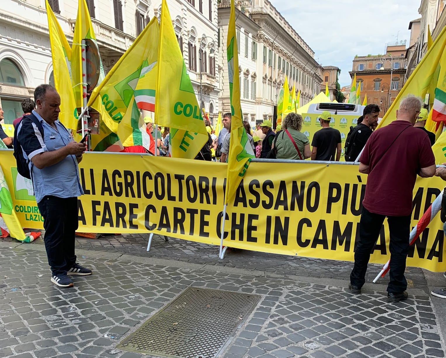 "Gli agricoltori passano più tempo a fare carte che in campagna", recita lo striscione