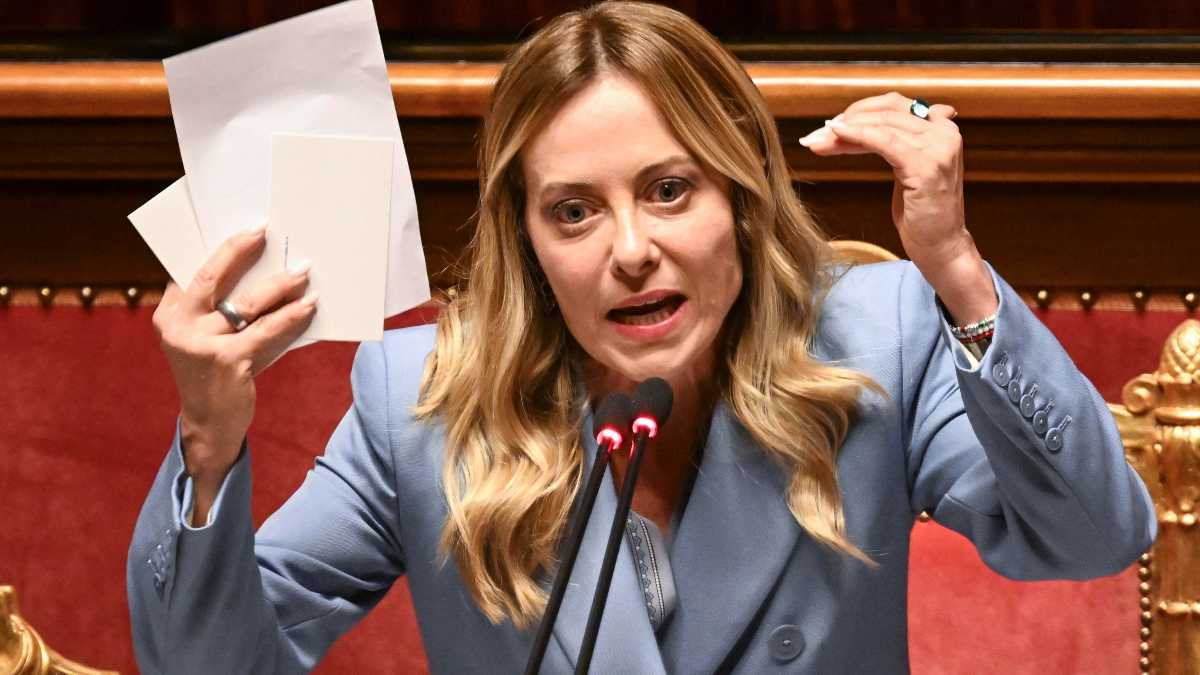 Immagine di Meloni prova a disinnescare Vannacci: “Non siete la vera destra”. E Conte cade sulle “ginocchiere”