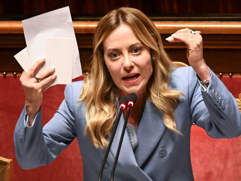 Meloni prova a disinnescare Vannacci: “Non siete la vera destra”. E Conte cade sulle “ginocchiere”