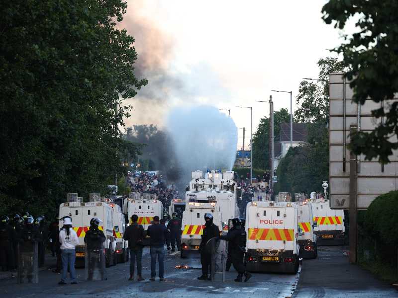 Disordini per le strade di Belfast (foto Ansa)