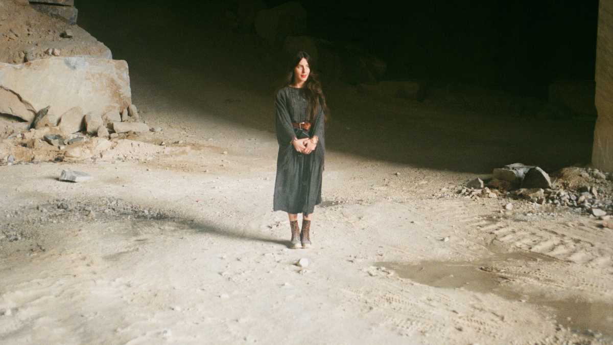 Immagine di L’arte come soglia. Nicol Vizioli fotografa il confine tra apparizioni e materia, tra vivi e morti