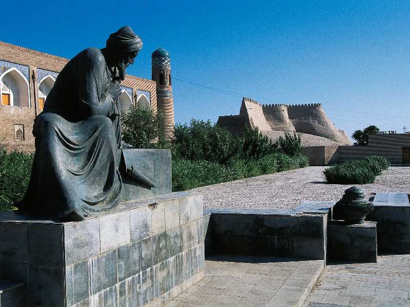 Statua di Al-Khwarizmi, il più grane matematico arabo, a Ichan Kala, Khiva, Uzbekistan (foto Getty)