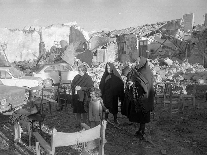 Sopravvissute al terremoto del Belice, nel 1968 (Sobli/RDB/ullstein bild via Getty Images)