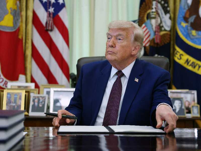 Trump ferma i raid e annuncia l'accordo con l'Iran. Vance vola a Évian