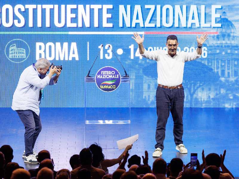 Vannacci: la feccia con le scarpe da barca. Il racconto dall'assemblea di Fn